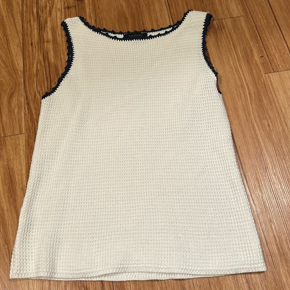 ✨Ann Taylor White/Navy Crochet Top✨